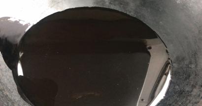 热锅倒入菜籽油