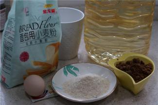 面包的备料：面包用小麦粉540克，鸡蛋1个，牛奶270克，红糖100克，玉米油25克，酵母5克，细盐5克。
椰蓉馅：椰蓉70克，蛋黄1个，桂花酱50克，黄油40克