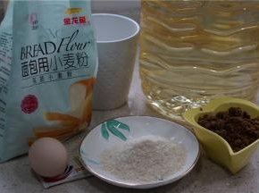面包的备料：面包用小麦粉540克，鸡蛋1个，牛奶270克，红糖100克，玉米油25克，酵母5克，细盐5克。
椰蓉馅：椰蓉70克，蛋黄1个，桂花酱50克，黄油40克