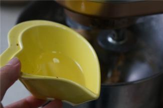 厨师机选择二档，先揉个15分钟，然后再加入玉米油，揉至面团光滑出膜。