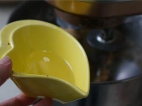 厨师机选择二档，先揉个15分钟，然后再加入玉米油，揉至面团光滑出膜。