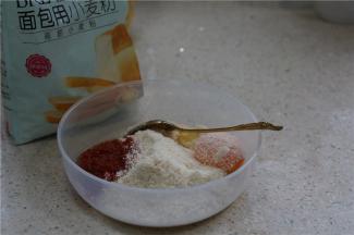 在醒发面团的这时间里，我们将黄油融化，然后配入桂花酱，椰蓉及蛋黄。