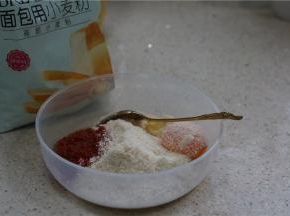 在醒发面团的这时间里，我们将黄油融化，然后配入桂花酱，椰蓉及蛋黄。