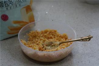 将馅料拌至完全相互融味就可以来配面团了。