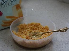 将馅料拌至完全相互融味就可以来配面团了。