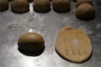 再擀成如图状，并划上几刀。