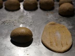 再擀成如图状，并划上几刀。