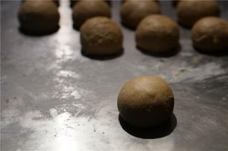 将面包分大小相等的面剂子，分好并揉好。