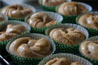 然后刷上一层薄薄的黄油蛋液，然后170度烤15分钟就可以。