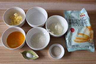 面团材料：
水60g，蛋液35g，盐2g，白砂糖20g，金龙鱼面包用小麦粉155g，奶粉10g，干酵母粉3g，无盐黄油20g；