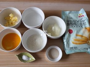 面团材料：
水60g，蛋液35g，盐2g，白砂糖20g，金龙鱼面包用小麦粉155g，奶粉10g，干酵母粉3g，无盐黄油20g；