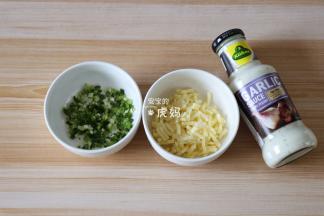 表面装饰材料：
马苏里拉芝士50g，冠利蒜味酱30g，葱7g（葱花放在太阳底下晒干）；