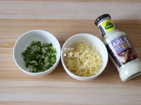 表面装饰材料：
马苏里拉芝士50g，冠利蒜味酱30g，葱7g（葱花放在太阳底下晒干）；