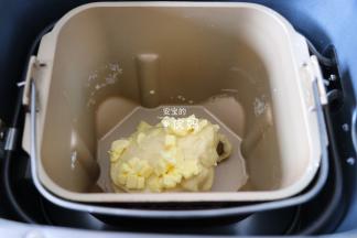 揉面程序结束后放入黄油，继续选择揉面程序；