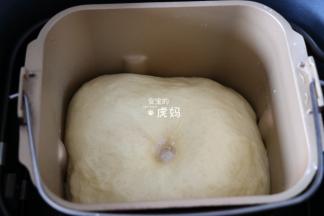 结束后选择发酵程序开始发酵，发酵到两倍大，中间戳一个洞不回缩即可；