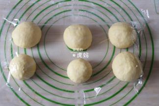 发酵完成后选择揉面程序揉面3-5分钟排气，然后分成6等分揉圆，盖上保鲜膜静置15分钟进行中间发酵；