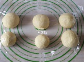 发酵完成后选择揉面程序揉面3-5分钟排气，然后分成6等分揉圆，盖上保鲜膜静置15分钟进行中间发酵；