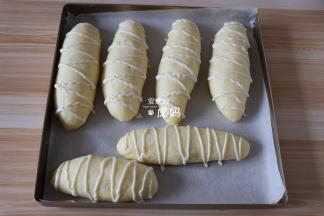 面团发酵到两倍大即可，挤上蒜味酱；