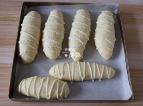 面团发酵到两倍大即可，挤上蒜味酱；