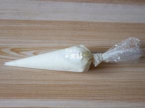 发酵的时候来把蒜味酱装入裱花袋备用；