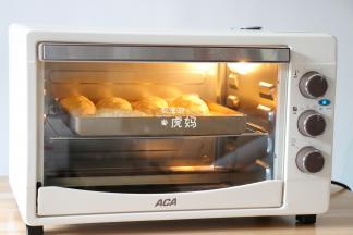 放进预热好的烤箱中层，上下管180度，12分钟左右；