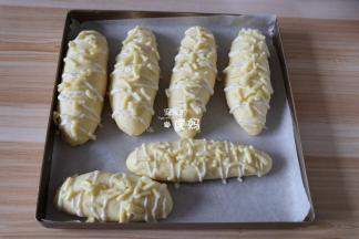 撒上马苏里拉芝士；