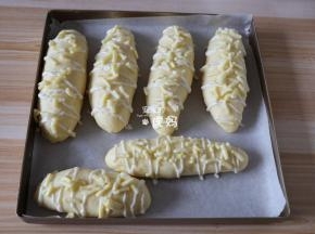 撒上马苏里拉芝士；