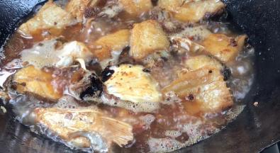 加入酱油和香醋，拌匀，转中火烧3-5分钟