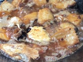 加入酱油和香醋，拌匀，转中火烧3-5分钟