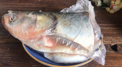 鱼洗净后加料酒和盐抹匀，腌制3天以上（最好一个星期）