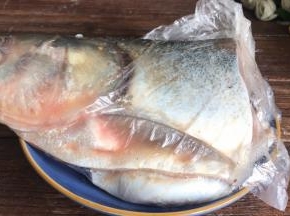 鱼洗净后加料酒和盐抹匀，腌制3天以上（最好一个星期）