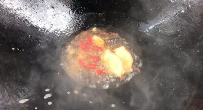 加入蒜瓣、姜片和小米辣爆香