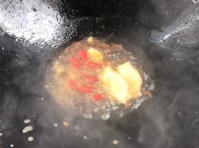 加入蒜瓣、姜片和小米辣爆香