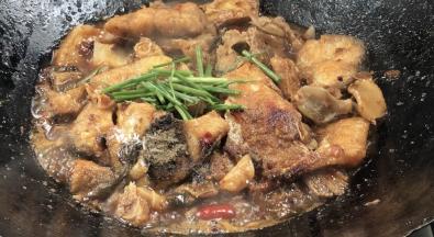 水快烧干时，加入胡椒粉、味精和葱段，翻拌均匀即可