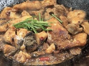 水快烧干时，加入胡椒粉、味精和葱段，翻拌均匀即可