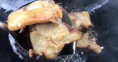 炸至金黄色，捞出沥油