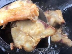 炸至金黄色，捞出沥油