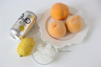 准备好食材，市场上有两种黄桃，一种是黄毛桃，一种是黄油桃，我更喜欢第一种，水分足口感软糯。
