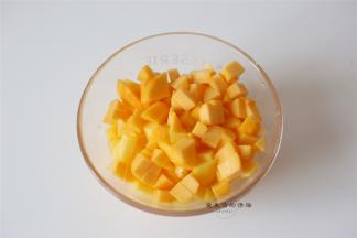 先将黄桃去皮去核切小粒，600克的去掉核大约就是550克左右。
