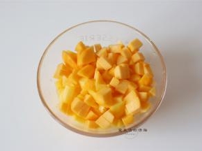 先将黄桃去皮去核切小粒，600克的去掉核大约就是550克左右。