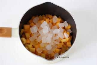 取300克黄桃肉加入冰糖腌制半小时。