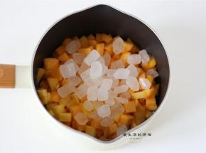 取300克黄桃肉加入冰糖腌制半小时。