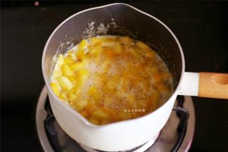 放在火上小火慢熬，直到冰糖融化，并且黄桃呈半透明的状态即可熄火冷却，期间要不时的搅拌一下以免沾锅。