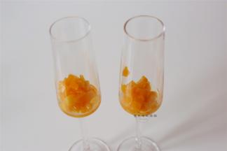 冷却后的黄桃肉放入好看的杯子里面，大约是杯子高度的1/4即可，熬出来的糖汁也不要浪费哦，超级香甜的，要往里加。