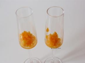 冷却后的黄桃肉放入好看的杯子里面，大约是杯子高度的1/4即可，熬出来的糖汁也不要浪费哦，超级香甜的，要往里加。