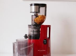 剩余的黄桃果肉放入SKG原汁机里。