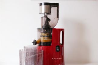 启动正转键，将黄桃果肉榨成黄桃果汁，分开倒入杯子里面。