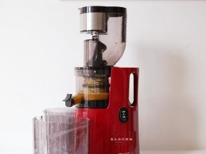 启动正转键，将黄桃果肉榨成黄桃果汁，分开倒入杯子里面。