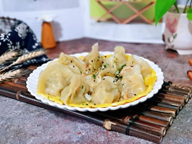 蛋抱萝卜红虾仁水饺