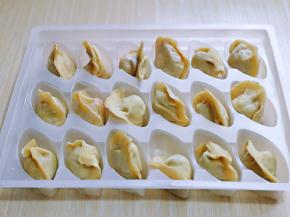 撕下二层包装，这时锅中加入水大火烧开。